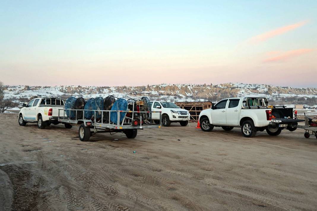 Beyaza bürünen Kapadokya büyüledi! Şehrin ışıkları geceyi aydınlattı 26